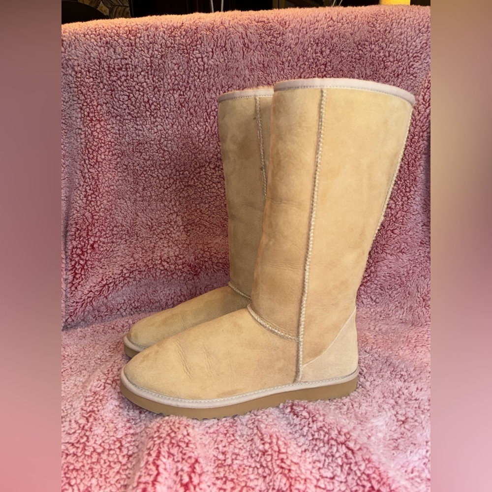 UGG Classic EXCELLENT CONDITION Tall tan boot SIZE 9​​ - Picture 2 of 9